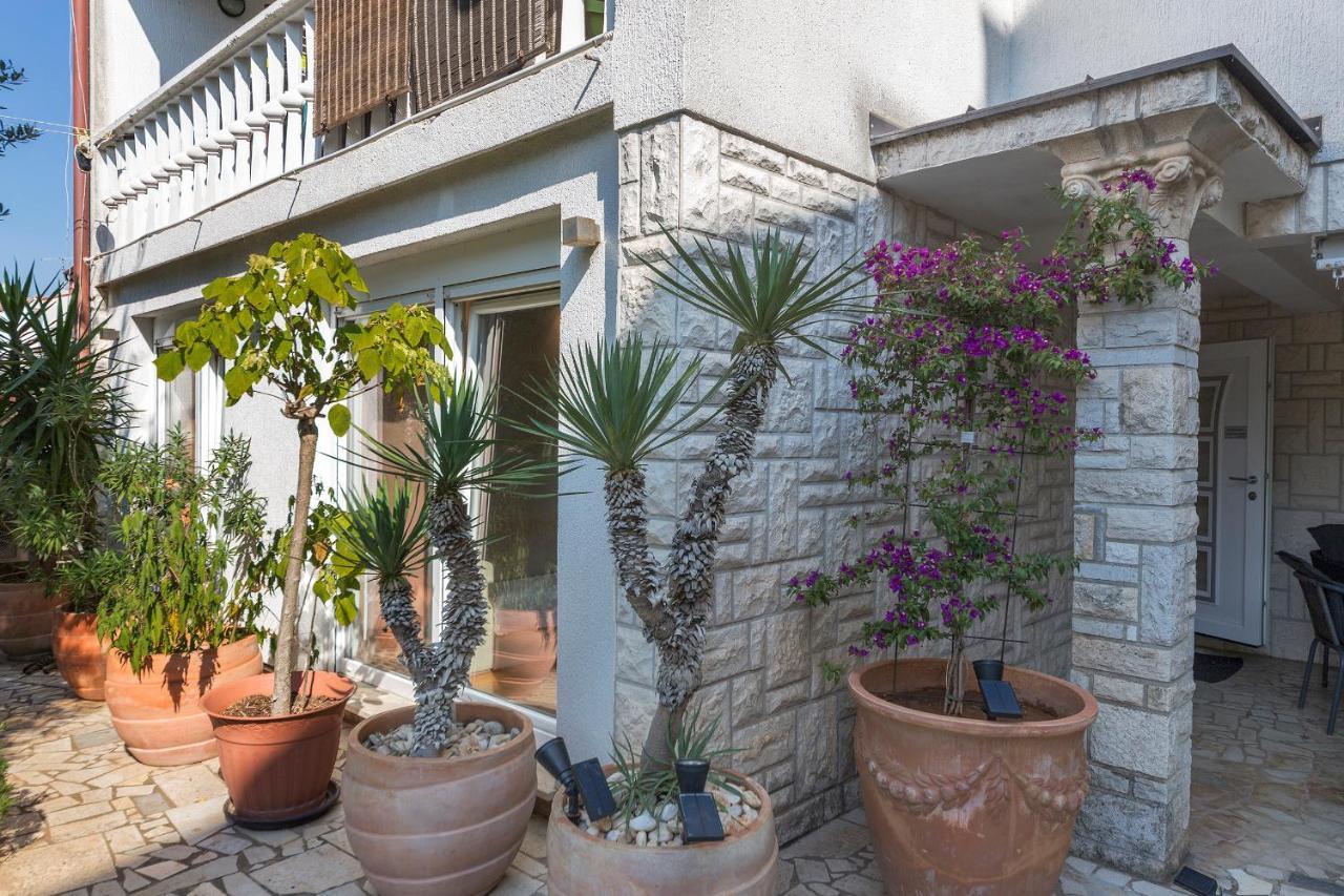 Apartments Villa Lungomare Pula Exterior photo